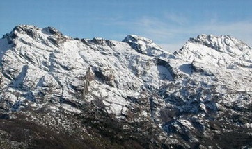 Macizo, acercamiento.