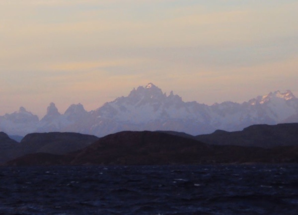 Cerro Castillo desde el lago más grande del país.