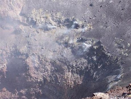 Fumarolas en el cráter del Volcán Láscar