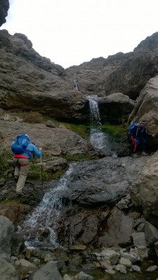 atravesando el arroyo