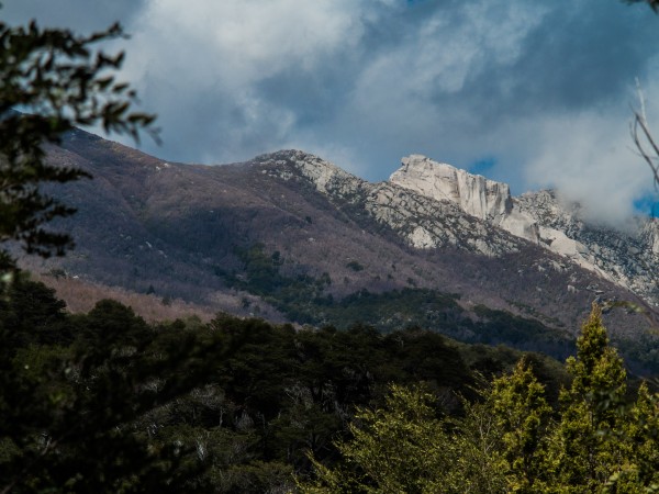 Malalcura y su torreón de piedra.