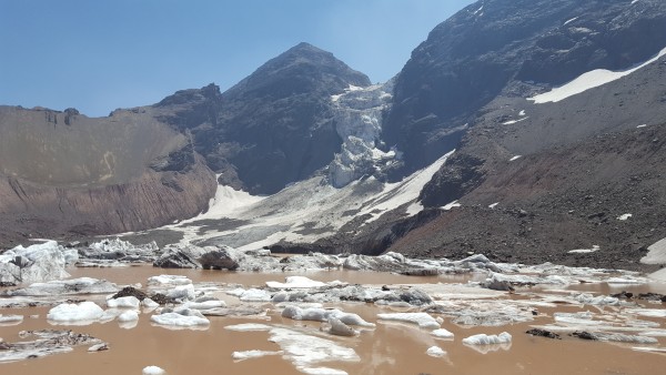 Laguna y Glaciar Colgante el Morado