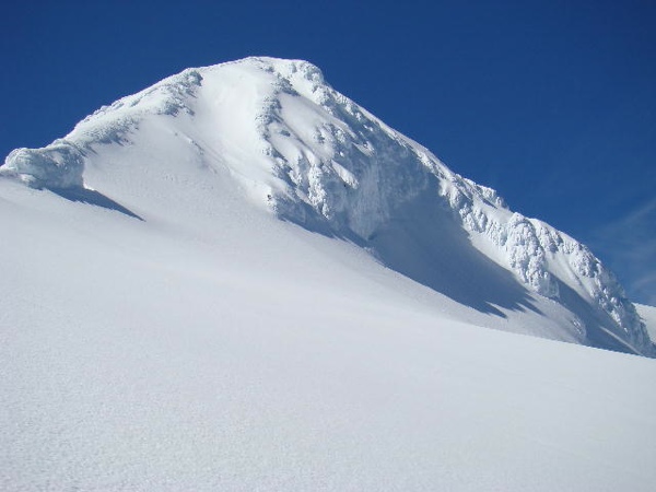 Torreón rocoso cubierto de hielo