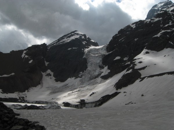Glaciar y laguna en primavera