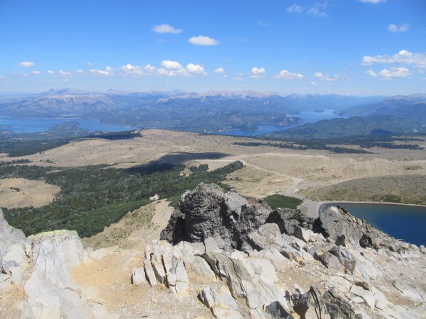 Vista a Lagos Argentinos desde cumbre Batea Mahuida