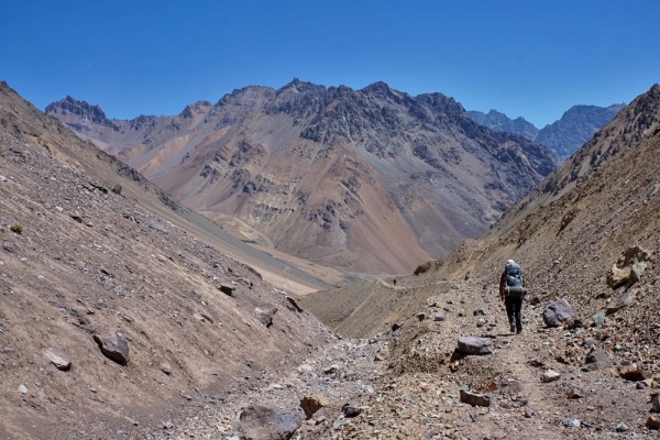 Bajando hacia las CanchitasFoto: 11Una vez alcanzado el camino, se avanza fácilmente hacia las Canchitas.
Foto tomada hacia el Suroeste.Álvaro Vivanco