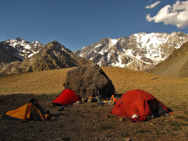 CampamentoFoto: 4Junto a esta roca y con vista al Puntón Amarillo y al Gemelos se puede acampar.
Foto tomada en dirección norte.Álvaro Vivanco