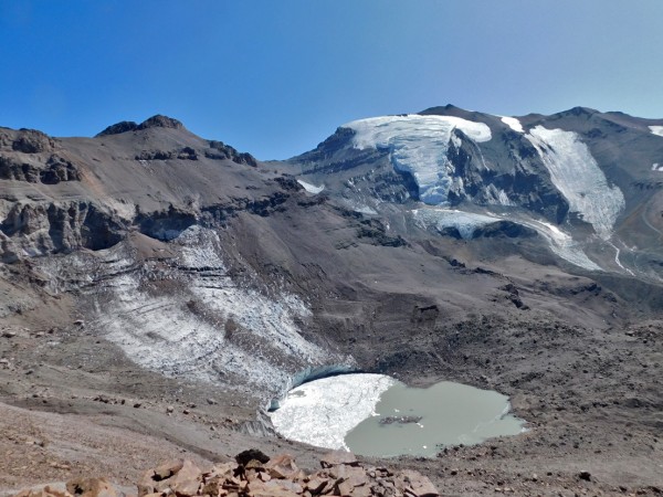 Laguna a los pies del Leonera