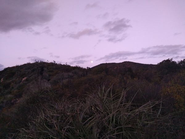 La luna detrás del cerro