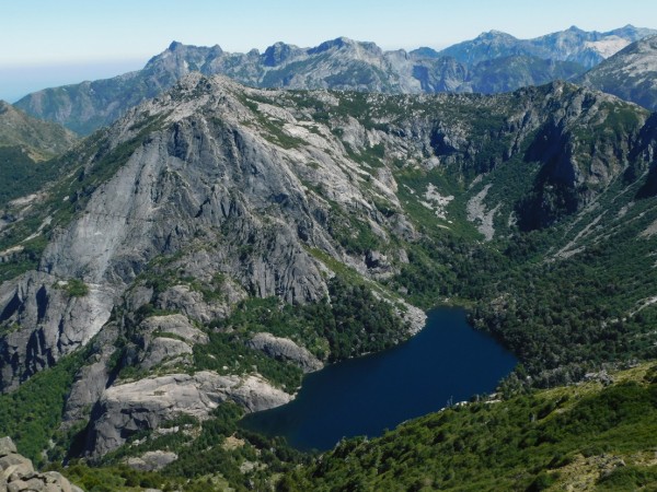 Cerro y laguna Pirquinco