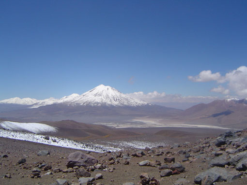 Volcán Paniri desde el volcán San Pedro.