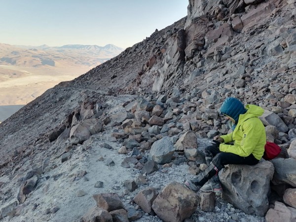 Descansando al costado de un antiguo camino llegando al sector de las fumarolas (5600 msnm)