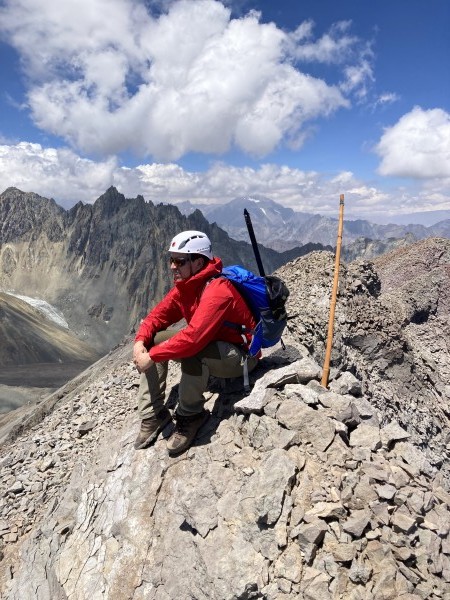 Jorge Muñoz en la cumbre del cerro Gloria 
