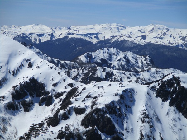 Vista de la cumbre en primavera con nieve