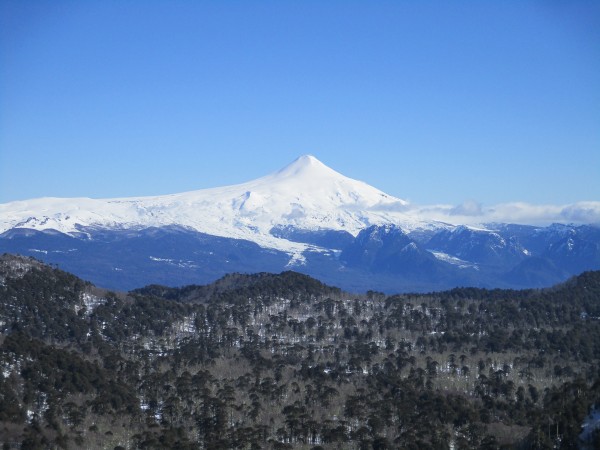 Vista al Volcán Villarrica desde el mirador Cañi