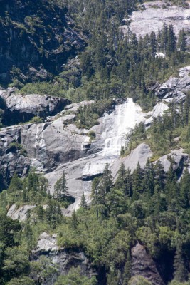 Cascada, granito y alerces