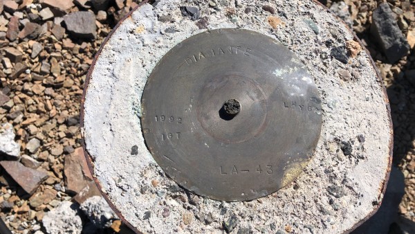 Hito geodésico en la cumbre