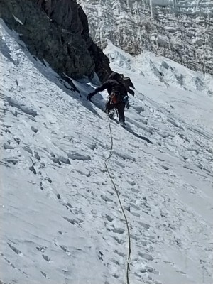 Claudio punteando, primera pasada expuesta para hacer el quite al colgante, terreno mixto  