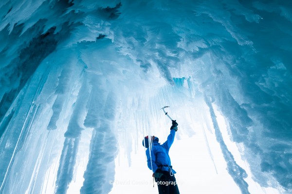 Cueva de hielo cerca a la cumbre