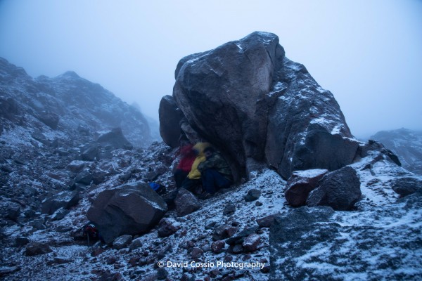 Roca en camino principal