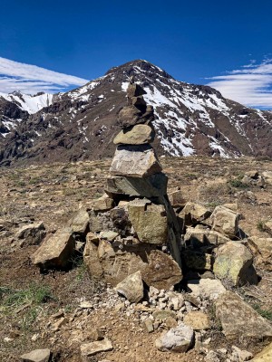 Hito cumbre Cerro La Bandera, atrás se logra ver el Cerro Las Tinajas
