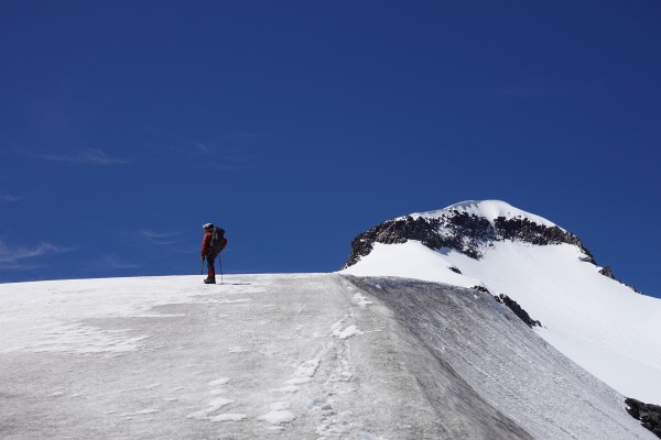 Acercándonos a la banda de roca que antecede al filo y torreón cumbrero.
