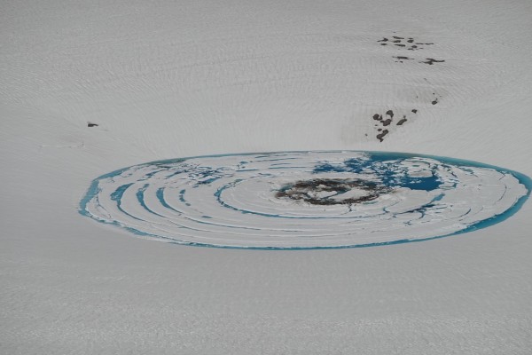 Laguna con apariencia ártica en medio del cráter del volcán Puyehue