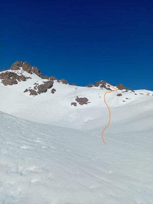 Ruta sigue ascendiendo hacia la cumbre rocosa del fondo