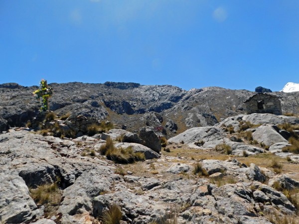 Cruz y refugio junto a la laguna