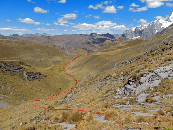 Descenso hacia la laguna Carhuacocha Descenso hacia la laguna Carhuacocha