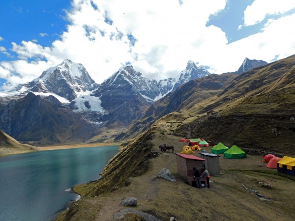 Primer campamento junto a la laguna Carguacocha Primer campamento junto a la laguna Carguacocha