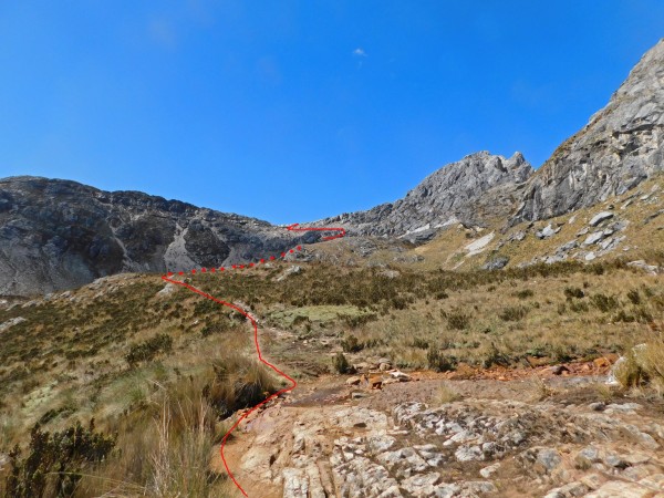 Subida hacia el paso Siulapunta Subida hacia el paso Siulapunta