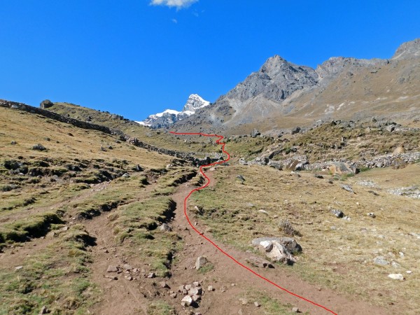 Cruce hacia Huatiaq por la quebrada Huancho Cruce hacia Huatiaq por la quebrada Huancho