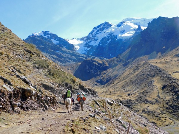 Camino hacia el fondo de la quebrada Camino hacia el fondo de la quebrada