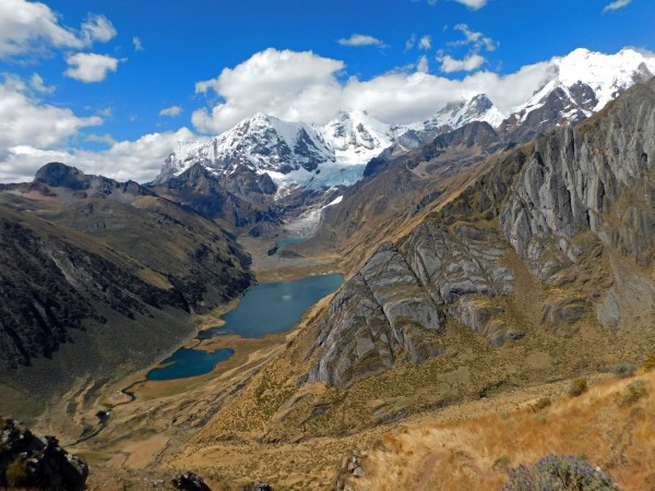 Descenso hacia la laguna Jahuacocha Descenso hacia la laguna Jahuacocha