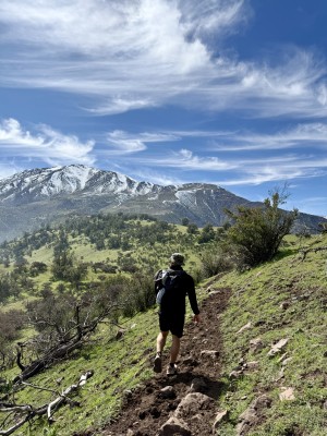 Camino paralelo al cerco de alambre Camino paralelo al cerco de alambre
