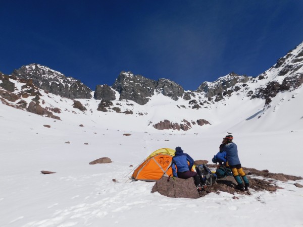 Campo base con vista al Pico Gótico