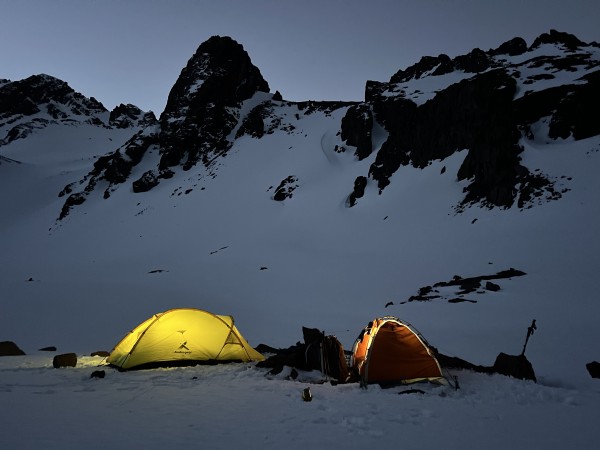 Campo base de noche