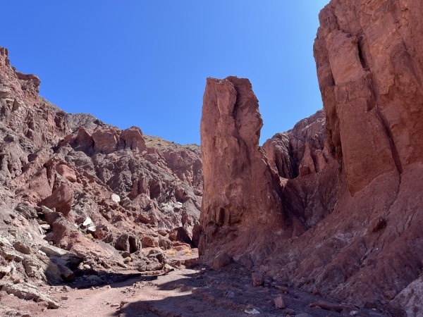 Sendero que entra en la quebrada junto al segundo estacionamiento