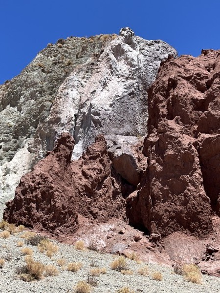 Paredes del cerro isla que rodea el sendero