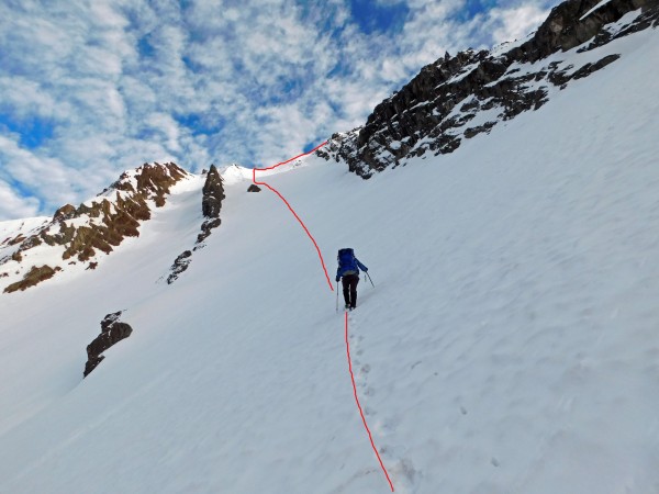 Subida hacia el portezuelo antes de la roca