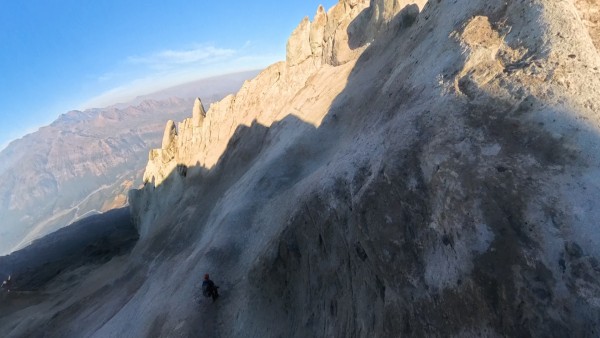 terrazas erosionadas, Cornisas inestables y cortes verticales