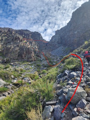 Camino a la cascadaFoto: 7Camino por el canalón hacia la cascada por un terreno irregular con gran presencia de rocas sueltas (al final de la línea roja se alcanza a divisar la cascada).Benjamin Villaleiva