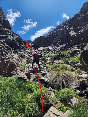 Subida por el canalón Foto: 12Pasada la cascada se sube directo por la quebrada con cuidado por la irregularidad del terreno.Benjamin Villaleiva