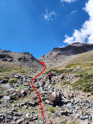 Subida por el canalón Foto: 13Desde la segunda meseta se ve como continúa el canalón por el que se debe subir.Benjamin Villaleiva