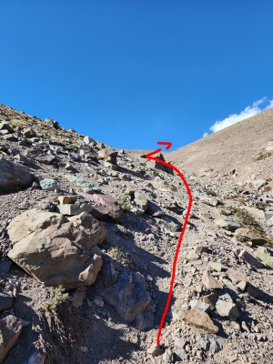 Subida por el canalón Foto: 14Al final del canalón se debe tomar dirección Este hacia el lugar de campamento y hacia los filos que permiten llegar cómodamente a la cumbre.Benjamin Villaleiva