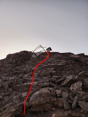 Camino a la cumbreFoto: 16Por los filos se encontrará esta estructura destruida, se sigue por ella hacia el Oeste para llegar a la cumbre.Benjamin Villaleiva