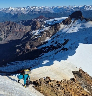 Filo precumbreroFoto: 16Últimos metros hacia la cumbre del volcán Yates - LlenquimauHugo Silva