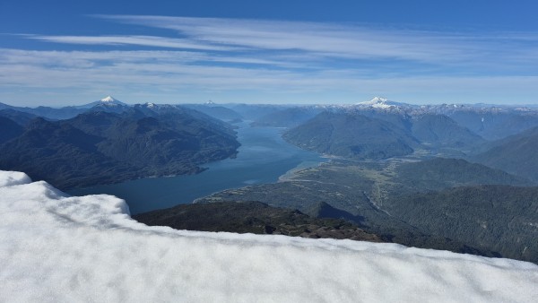 Vista al estuario desde la Cumbre del Vn. YatesFoto: 17Vista al estuario del Reloncaví junto a los volcanes Osorno, Puntiagudo y Tronador junto al Cerro Torrecillas del valle de Cochamó.Roberto Balcazar