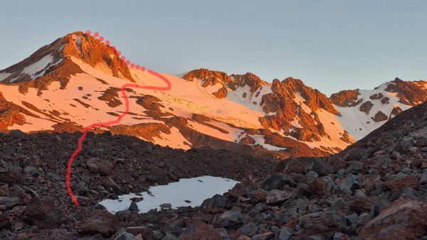 Mirador Volcán YatesFoto: 18Descenso desde la cumbre por ruta normal hacia Llaguepe, bordeando el torreón cumbrero y los seracs del glaciar del LlenquimauHugo Silva